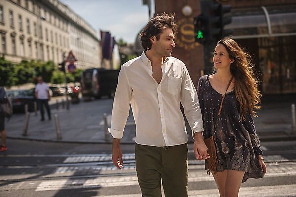 포토 JPG 주간 서양인 커플 응시 여자 남자 데이트 거리 미소 상반신 성인 야외 두명 건물 앞모습 30대 걷기 손잡기 다정 도시 크로아티아 성인만 국내포토 자연요소 외국인 건축물 시선 유럽 뷰포인트 컨셉 관계 모션 표정 사람 장년 파일형식