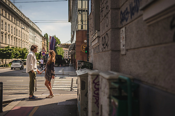 포토 JPG 주간 전신 서양인 커플 여자 남자 데이트 거리 서기 성인 야외 두명 건물 옆모습 30대 마주보기 손잡기 다정 원근감 도시 횡단보도 크로아티아 성인만 국내포토 자연요소 외국인 건축물 유럽 뷰포인트 컨셉 관계 모션 사람 장년 보행로 파일형식