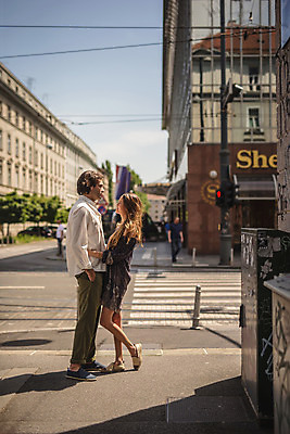 포토 JPG 주간 전신 서양인 커플 여자 남자 데이트 포옹 거리 서기 성인 야외 두명 건물 옆모습 30대 마주보기 다정 도시 횡단보도 크로아티아 성인만 국내포토 자연요소 외국인 건축물 유럽 뷰포인트 컨셉 관계 안기 모션 사람 장년 보행로 파일형식