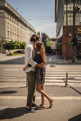 포토 JPG 주간 전신 서양인 커플 여자 남자 데이트 포옹 거리 사랑 서기 성인 야외 두명 건물 옆모습 30대 다정 도시 횡단보도 크로아티아 성인만 국내포토 자연요소 외국인 건축물 감정 유럽 뷰포인트 컨셉 관계 안기 모션 사람 장년 보행로 파일형식