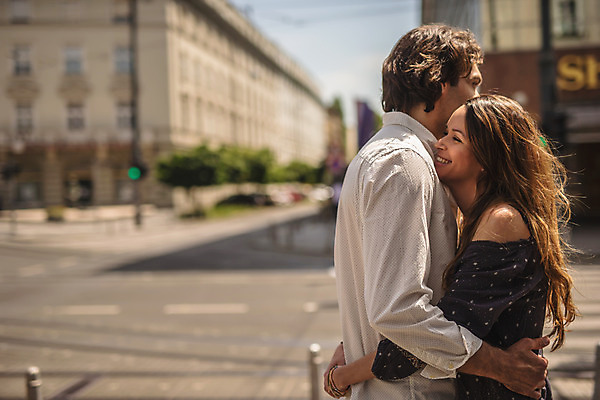 포토 JPG 주간 서양인 커플 여자 남자 데이트 포옹 거리 사랑 서기 미소 상반신 성인 야외 두명 옆모습 아웃포커스 30대 다정 도시 횡단보도 크로아티아 성인만 국내포토 자연요소 외국인 감정 유럽 뷰포인트 컨셉 관계 안기 모션 촬영기법 표정 사람 장년 보행로 파일형식