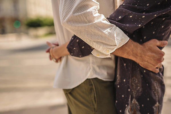 포토 JPG 주간 서양인 커플 여자 남자 데이트 포옹 거리 사랑 서기 상반신 성인 야외 두명 옆모습 30대 다정 도시 허리 크로아티아 성인만 국내포토 자연요소 외국인 감정 유럽 뷰포인트 컨셉 관계 안기 모션 사람 신체부위 장년 파일형식