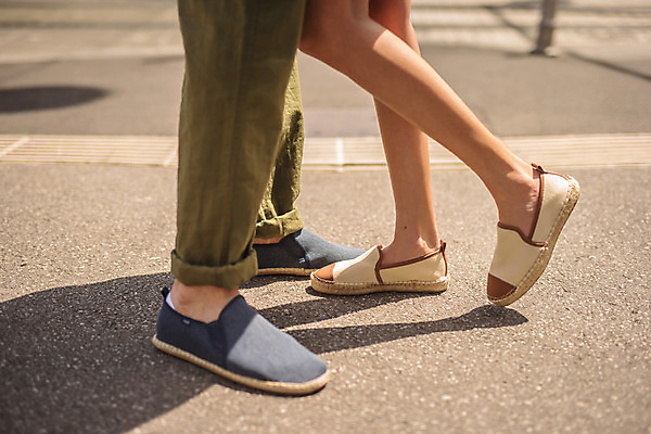 포토 JPG 주간 서양인 커플 여자 남자 데이트 포옹 거리 서기 성인 야외 두명 옆모습 신체부위 30대 다정 하반신 다리 도시 크로아티아 성인만 국내포토 자연요소 외국인 유럽 뷰포인트 컨셉 관계 안기 모션 사람 장년 파일형식