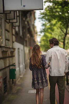 포토 JPG 주간 서양인 커플 여자 남자 데이트 거리 상반신 성인 야외 두명 뒷모습 30대 걷기 팔짱 다정 도시 크로아티아 성인만 국내포토 자연요소 외국인 유럽 뷰포인트 컨셉 관계 모션 사람 장년 파일형식