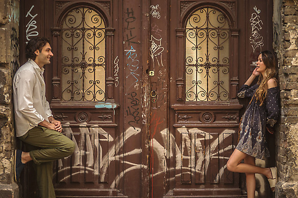 포토 JPG 주간 전신 서양인 커플 여자 남자 데이트 거리 서기 미소 성인 야외 두명 옆모습 30대 문 마주보기 기댐 다정 도시 그래피티 크로아티아 성인만 국내포토 자연요소 외국인 유럽 뷰포인트 컨셉 관계 모션 표정 사람 장년 낙서 그림 파일형식