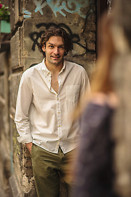 포토 JPG 주간 서양인 커플 여자 남자 포즈 데이트 거리 서기 미소 상반신 성인 야외 두명 건물 앞모습 뒷모습 30대 문 기댐 도시 골목길 크로아티아 성인만 국내포토 자연요소 외국인 건축물 유럽 길 뷰포인트 관계 모션 표정 사람 장년 파일형식