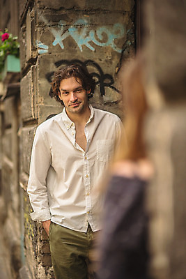 포토 JPG 주간 서양인 커플 여자 남자 포즈 데이트 거리 서기 미소 상반신 성인 야외 두명 건물 앞모습 뒷모습 30대 문 기댐 도시 골목길 크로아티아 성인만 국내포토 자연요소 외국인 건축물 유럽 길 뷰포인트 관계 모션 표정 사람 장년 파일형식