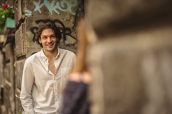 포토 JPG 주간 서양인 커플 여자 남자 포즈 데이트 거리 서기 미소 상반신 성인 야외 두명 건물 앞모습 뒷모습 30대 문 기댐 도시 골목길 크로아티아 성인만 국내포토 자연요소 외국인 건축물 유럽 길 뷰포인트 관계 모션 표정 사람 장년 파일형식