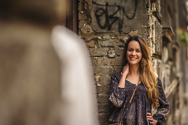 포토 JPG 주간 서양인 커플 여자 남자 허리손 포즈 데이트 거리 서기 미소 상반신 성인 야외 두명 건물 앞모습 뒷모습 30대 문 기댐 도시 골목길 크로아티아 성인만 국내포토 자연요소 외국인 건축물 유럽 길 뷰포인트 관계 모션 표정 사람 장년 파일형식