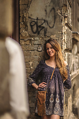 포토 JPG 주간 서양인 커플 여자 남자 허리손 포즈 데이트 거리 서기 미소 상반신 성인 야외 두명 건물 앞모습 뒷모습 30대 문 기댐 도시 골목길 크로아티아 성인만 국내포토 자연요소 외국인 건축물 유럽 길 뷰포인트 관계 모션 표정 사람 장년 파일형식