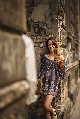 포토 JPG 주간 전신 서양인 커플 여자 남자 포즈 데이트 거리 서기 미소 성인 야외 두명 건물 앞모습 뒷모습 30대 문 기댐 도시 골목길 크로아티아 성인만 국내포토 자연요소 외국인 건축물 유럽 길 뷰포인트 관계 모션 표정 사람 장년 파일형식