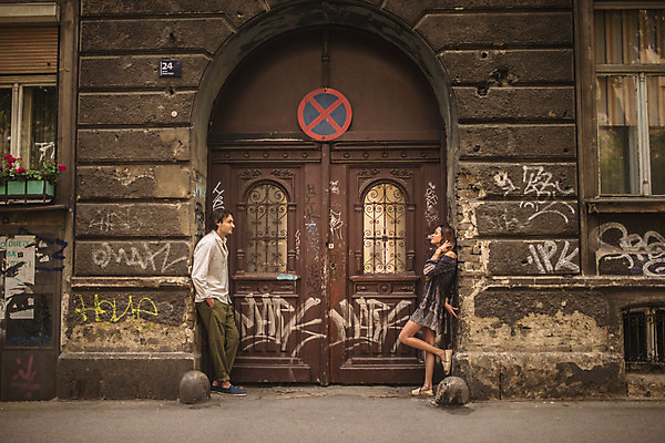 포토 JPG 주간 전신 서양인 커플 여자 남자 데이트 거리 서기 미소 성인 야외 두명 옆모습 30대 문 마주보기 기댐 도시 그래피티 크로아티아 성인만 국내포토 자연요소 외국인 유럽 뷰포인트 관계 모션 표정 사람 장년 낙서 그림 파일형식