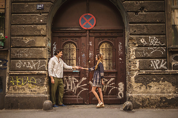 포토 JPG 주간 전신 서양인 커플 여자 남자 데이트 거리 서기 성인 야외 두명 옆모습 30대 문 마주보기 손잡기 도시 그래피티 크로아티아 성인만 국내포토 자연요소 외국인 유럽 뷰포인트 관계 모션 사람 장년 낙서 그림 파일형식