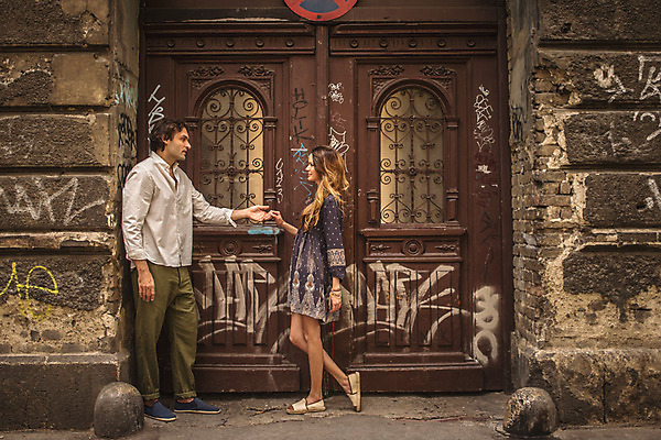 포토 JPG 주간 전신 서양인 커플 여자 남자 데이트 거리 서기 성인 야외 두명 옆모습 30대 문 마주보기 손잡기 도시 그래피티 크로아티아 성인만 국내포토 자연요소 외국인 유럽 뷰포인트 관계 모션 사람 장년 낙서 그림 파일형식