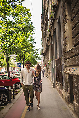 포토 JPG 주간 전신 서양인 커플 여자 남자 허리손 데이트 거리 성인 야외 두명 건물 앞모습 30대 걷기 손잡기 다정 원근감 도시 즐거움 크로아티아 성인만 국내포토 자연요소 외국인 건축물 감정 유럽 뷰포인트 포즈 컨셉 관계 모션 사람 장년 파일형식