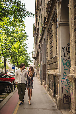 포토 JPG 주간 전신 서양인 커플 여자 남자 허리손 데이트 거리 성인 야외 두명 건물 앞모습 30대 걷기 손잡기 다정 원근감 도시 즐거움 크로아티아 성인만 국내포토 자연요소 외국인 건축물 감정 유럽 뷰포인트 포즈 컨셉 관계 모션 사람 장년 파일형식