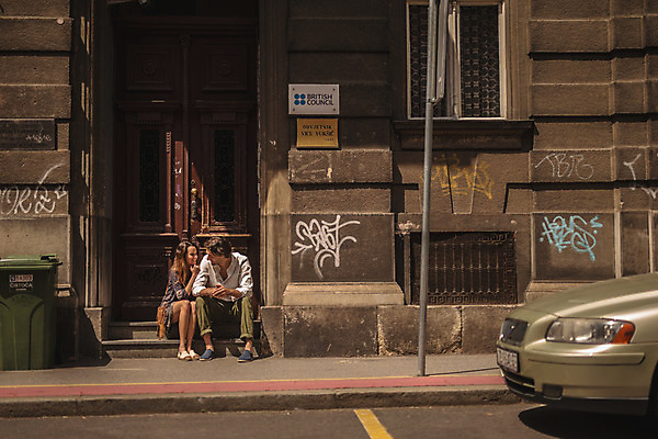 포토 JPG 주간 전신 서양인 커플 여자 남자 데이트 거리 앉기 성인 야외 두명 건물 앞모습 30대 문 다정 도시 그래피티 크로아티아 성인만 국내포토 자연요소 외국인 건축물 유럽 뷰포인트 컨셉 관계 모션 사람 장년 낙서 그림 파일형식