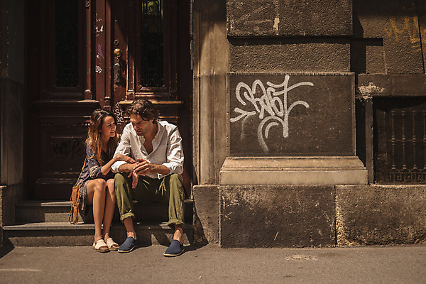 포토 JPG 주간 전신 서양인 커플 여자 남자 데이트 거리 앉기 성인 야외 두명 건물 앞모습 30대 문 팔짱 다정 도시 그래피티 크로아티아 성인만 국내포토 자연요소 외국인 건축물 유럽 뷰포인트 컨셉 관계 모션 사람 장년 낙서 그림 파일형식