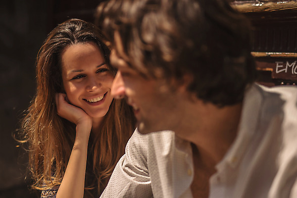 포토 JPG 주간 서양인 커플 여자 남자 데이트 거리 미소 앉기 상반신 성인 야외 두명 앞모습 30대 문 다정 도시 크로아티아 성인만 국내포토 자연요소 외국인 유럽 뷰포인트 컨셉 관계 모션 표정 사람 장년 파일형식