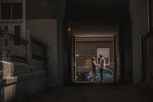 포토 JPG 주간 전신 서양인 커플 여자 남자 데이트 자동차 거리 프레임 서기 미소 성인 야외 두명 옆모습 30대 문 마주보기 도시 골목길 크로아티아 성인만 국내포토 자연요소 외국인 유럽 길 육상교통 뷰포인트 관계 모션 표정 사람 장년 파일형식