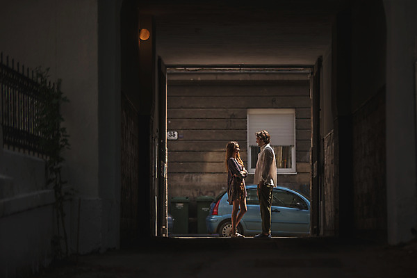 포토 JPG 주간 전신 서양인 커플 여자 남자 데이트 자동차 거리 프레임 서기 미소 성인 야외 두명 옆모습 30대 문 마주보기 도시 골목길 크로아티아 성인만 국내포토 자연요소 외국인 유럽 길 육상교통 뷰포인트 관계 모션 표정 사람 장년 파일형식