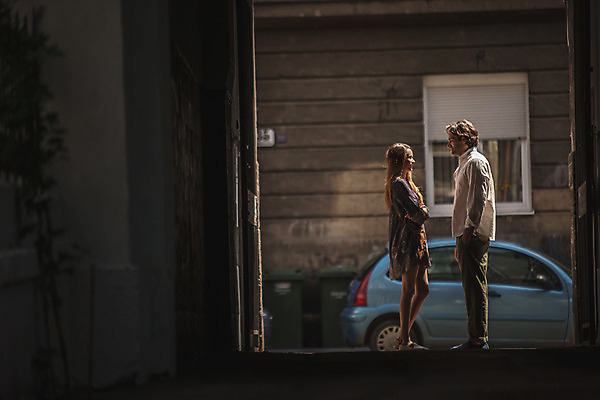 포토 JPG 주간 전신 서양인 커플 여자 남자 데이트 자동차 거리 프레임 서기 미소 성인 야외 두명 옆모습 30대 문 마주보기 도시 골목길 크로아티아 성인만 국내포토 자연요소 외국인 유럽 길 육상교통 뷰포인트 관계 모션 표정 사람 장년 파일형식