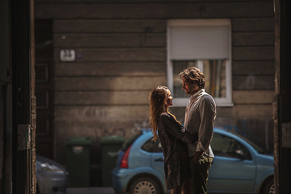 포토 JPG 주간 서양인 커플 여자 남자 데이트 포옹 자동차 거리 사랑 서기 미소 상반신 성인 야외 두명 옆모습 30대 마주보기 다정 도시 골목길 크로아티아 성인만 국내포토 자연요소 외국인 감정 유럽 길 육상교통 뷰포인트 컨셉 관계 안기 모션 표정 사람 장년 파일형식