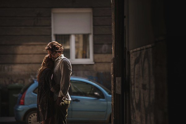 포토 JPG 주간 서양인 커플 여자 남자 데이트 포옹 자동차 거리 사랑 서기 상반신 성인 야외 두명 옆모습 30대 도시 골목길 크로아티아 성인만 국내포토 자연요소 외국인 감정 유럽 길 육상교통 뷰포인트 관계 안기 모션 사람 장년 파일형식