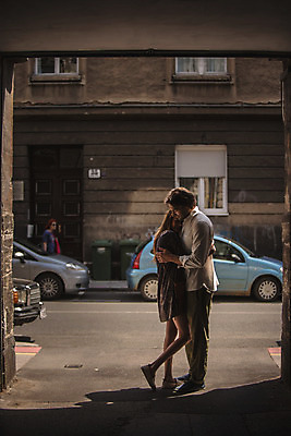 포토 JPG 주간 전신 서양인 커플 여자 남자 데이트 포옹 자동차 거리 사랑 서기 성인 야외 두명 건물 옆모습 30대 도시 골목길 크로아티아 성인만 국내포토 자연요소 외국인 건축물 감정 유럽 길 육상교통 뷰포인트 관계 안기 모션 사람 장년 파일형식