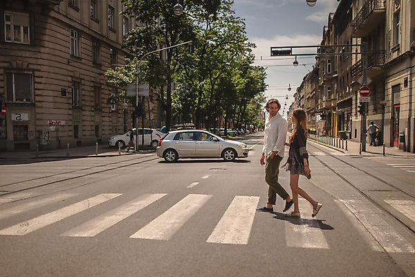 포토 JPG 주간 전신 서양인 커플 여자 남자 데이트 거리 성인 야외 두명 건물 옆모습 30대 걷기 도시 횡단보도 크로아티아 성인만 국내포토 자연요소 외국인 건축물 유럽 뷰포인트 관계 모션 사람 장년 보행로 파일형식