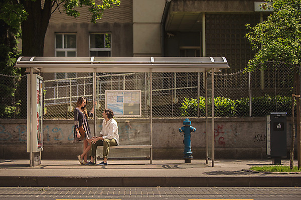 포토 JPG 주간 전신 서양인 커플 여자 남자 데이트 휴식 거리 서기 앉기 성인 야외 두명 건물 앞모습 30대 도시 버스정류장 크로아티아 소화전 성인만 국내포토 자연요소 외국인 건축물 유럽 뷰포인트 컨셉 관계 모션 사람 장년 역 안전장비 파일형식