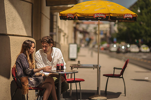 포토 JPG 주간 서양인 커플 여자 남자 데이트 탁자 거리 대화 앉기 상반신 성인 야외 두명 옆모습 30대 식당 카페 콜라 크로아티아 성인만 국내포토 자연요소 외국인 유럽 뷰포인트 가구 관계 모션 말하기 사람 장년 상점 탄산음료 파일형식