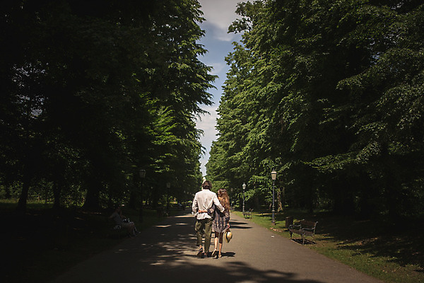 포토 JPG 주간 전신 서양인 나무 커플 공원 여자 남자 허리손 데이트 성인 야외 두명 뒷모습 30대 걷기 다정 산책 원근감 밀짚모자 크로아티아 성인만 막시미르공원 국내포토 자연요소 외국인 식물 모자_잡화 공공시설 유럽 뷰포인트 포즈 컨셉 관계 모션 휴식 사람 장년 파일형식