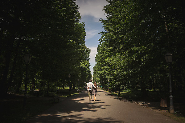 포토 JPG 주간 전신 서양인 나무 커플 공원 여자 남자 허리손 데이트 성인 야외 두명 뒷모습 30대 걷기 다정 산책 원근감 크로아티아 성인만 막시미르공원 국내포토 자연요소 외국인 식물 공공시설 유럽 뷰포인트 포즈 컨셉 관계 모션 휴식 사람 장년 파일형식