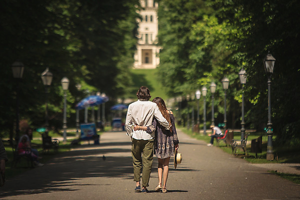 포토 JPG 주간 전신 서양인 나무 커플 공원 여자 남자 허리손 데이트 성인 야외 두명 뒷모습 30대 걷기 다정 산책 원근감 크로아티아 성인만 막시미르공원 국내포토 자연요소 외국인 식물 공공시설 유럽 뷰포인트 포즈 컨셉 관계 모션 휴식 사람 장년 파일형식