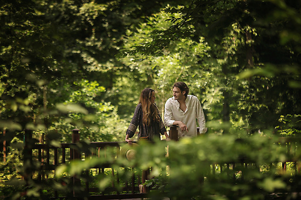포토 JPG 주간 서양인 나무 커플 여자 남자 데이트 서기 상반신 성인 야외 두명 앞모습 아웃포커스 30대 다정 숲속 숲길 크로아티아 성인만 막시미르공원 국내포토 자연요소 외국인 식물 공원 유럽 길 뷰포인트 컨셉 관계 모션 촬영기법 사람 장년 숲 파일형식