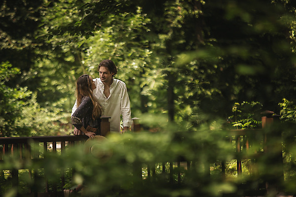 포토 JPG 주간 서양인 나무 커플 여자 남자 데이트 서기 상반신 성인 야외 두명 앞모습 아웃포커스 30대 다정 숲속 숲길 크로아티아 성인만 막시미르공원 국내포토 자연요소 외국인 식물 공원 유럽 길 뷰포인트 컨셉 관계 모션 촬영기법 사람 장년 숲 파일형식