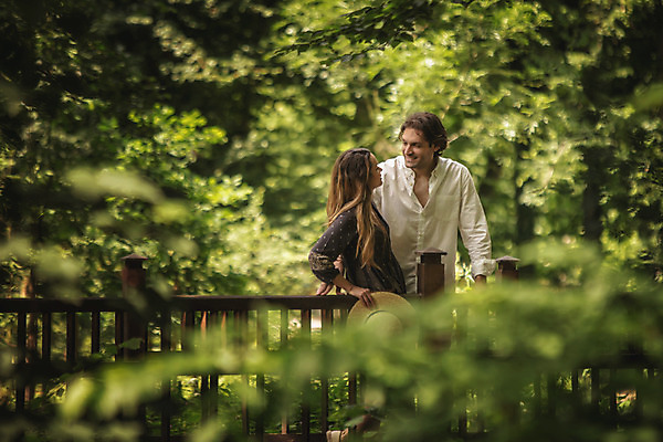 포토 JPG 주간 서양인 나무 커플 여자 남자 데이트 서기 상반신 성인 야외 두명 앞모습 아웃포커스 30대 마주보기 다정 숲속 숲길 크로아티아 성인만 막시미르공원 국내포토 자연요소 외국인 식물 공원 유럽 길 뷰포인트 컨셉 관계 모션 촬영기법 사람 장년 숲 파일형식