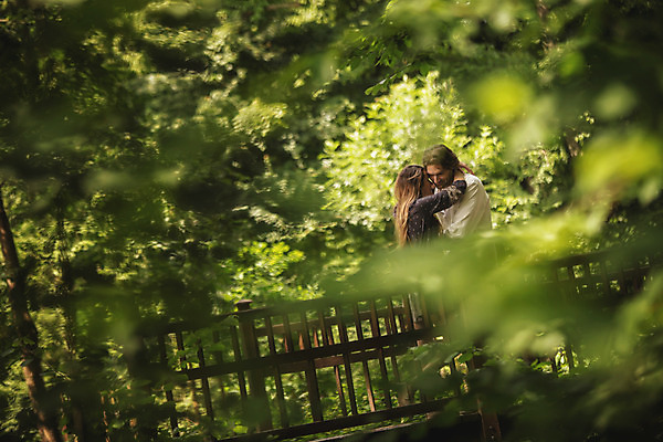 포토 JPG 주간 서양인 나무 커플 여자 남자 데이트 난간 포옹 사랑 서기 상반신 성인 야외 두명 옆모습 아웃포커스 30대 다정 숲길 크로아티아 성인만 막시미르공원 국내포토 자연요소 외국인 식물 공원 감정 유럽 길 뷰포인트 컨셉 관계 안기 모션 촬영기법 사람 장년 파일형식