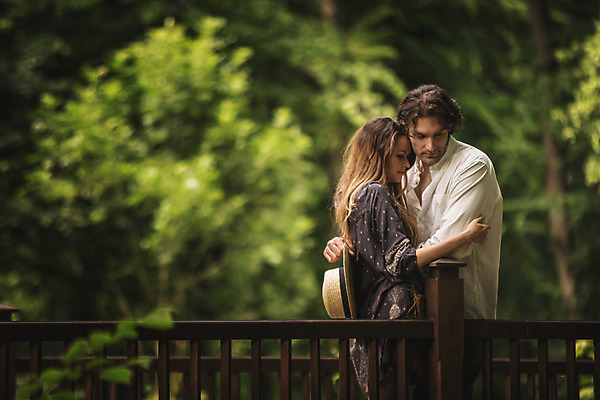 포토 JPG 주간 서양인 나무 커플 여자 남자 데이트 난간 포옹 사랑 서기 상반신 성인 야외 두명 옆모습 30대 다정 밀짚모자 숲길 크로아티아 성인만 막시미르공원 국내포토 자연요소 외국인 식물 모자_잡화 공원 감정 유럽 길 뷰포인트 컨셉 관계 안기 모션 사람 장년 파일형식