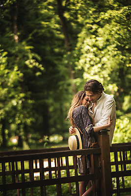 포토 JPG 주간 서양인 나무 커플 여자 남자 데이트 난간 포옹 사랑 서기 상반신 성인 야외 두명 옆모습 30대 다정 밀짚모자 숲길 크로아티아 성인만 막시미르공원 국내포토 자연요소 외국인 식물 모자_잡화 공원 감정 유럽 길 뷰포인트 컨셉 관계 안기 모션 사람 장년 파일형식