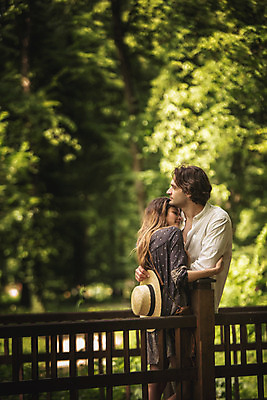 포토 JPG 주간 서양인 나무 커플 여자 남자 데이트 난간 포옹 사랑 서기 상반신 성인 야외 두명 옆모습 30대 다정 밀짚모자 숲길 크로아티아 성인만 막시미르공원 국내포토 자연요소 외국인 식물 모자_잡화 공원 감정 유럽 길 뷰포인트 컨셉 관계 안기 모션 사람 장년 파일형식