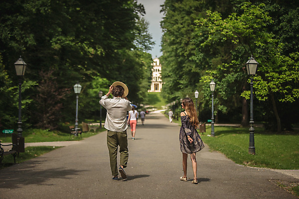포토 JPG 주간 전신 서양인 나무 커플 공원 여자 남자 데이트 성인 야외 두명 뒷모습 30대 걷기 다정 원근감 즐거움 밀짚모자 크로아티아 성인만 막시미르공원 국내포토 자연요소 외국인 식물 모자_잡화 공공시설 감정 유럽 뷰포인트 컨셉 관계 모션 사람 장년 파일형식