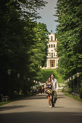 포토 JPG 주간 전신 서양인 나무 커플 공원 여자 남자 데이트 장난 성인 야외 두명 앞모습 30대 걷기 다정 원근감 즐거움 밀짚모자 크로아티아 성인만 막시미르공원 국내포토 자연요소 외국인 식물 모자_잡화 공공시설 감정 유럽 뷰포인트 컨셉 관계 모션 사람 장년 파일형식