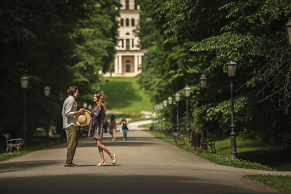 포토 JPG 주간 전신 서양인 커플 공원 여자 남자 데이트 장난 서기 미소 성인 야외 두명 옆모습 30대 마주보기 다정 원근감 즐거움 밀짚모자 크로아티아 성인만 막시미르공원 국내포토 자연요소 외국인 모자_잡화 공공시설 감정 유럽 뷰포인트 컨셉 관계 모션 표정 사람 장년 파일형식