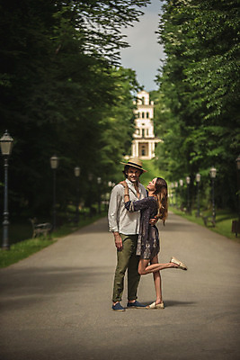 포토 JPG 주간 전신 서양인 커플 공원 여자 남자 데이트 장난 안기 서기 미소 성인 야외 두명 옆모습 30대 다정 원근감 즐거움 크로아티아 다리들기 성인만 막시미르공원 국내포토 자연요소 외국인 공공시설 감정 유럽 뷰포인트 컨셉 관계 모션 표정 사람 장년 파일형식