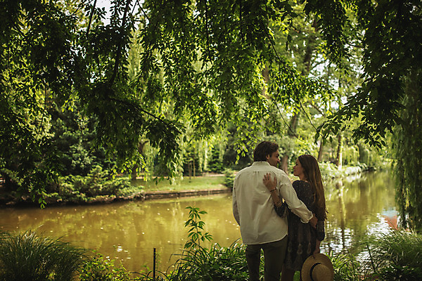 포토 JPG 주간 서양인 나무 커플 응시 여자 남자 데이트 서기 상반신 성인 야외 두명 뒷모습 30대 다정 강가 크로아티아 성인만 막시미르공원 국내포토 자연요소 외국인 식물 시선 공원 유럽 뷰포인트 컨셉 관계 모션 사람 장년 강 파일형식