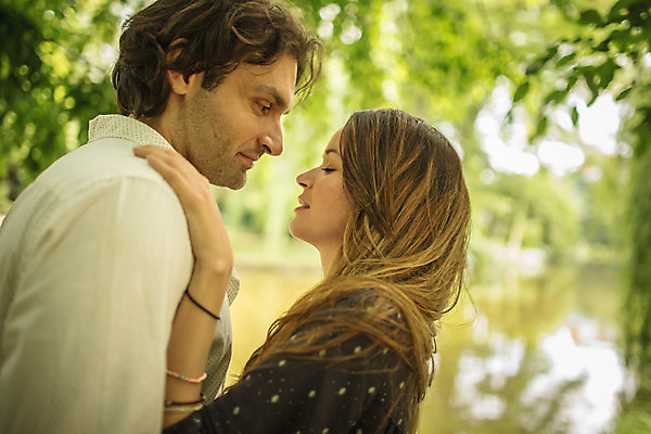 포토 JPG 주간 서양인 커플 여자 남자 데이트 포옹 사랑 서기 상반신 성인 야외 두명 옆모습 30대 다정 강가 크로아티아 성인만 막시미르공원 국내포토 자연요소 외국인 공원 감정 유럽 뷰포인트 컨셉 관계 안기 모션 사람 장년 강 파일형식