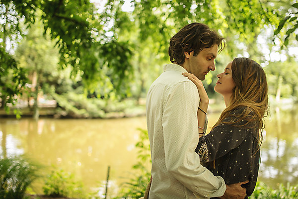 포토 JPG 주간 서양인 커플 여자 남자 데이트 포옹 사랑 서기 상반신 성인 야외 두명 옆모습 30대 다정 강가 크로아티아 성인만 막시미르공원 국내포토 자연요소 외국인 공원 감정 유럽 뷰포인트 컨셉 관계 안기 모션 사람 장년 강 파일형식