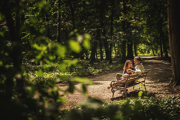 포토 JPG 주간 전신 서양인 나무 커플 공원 여자 남자 벤치 데이트 앉기 성인 야외 두명 옆모습 30대 다정 숲속 크로아티아 성인만 막시미르공원 국내포토 자연요소 외국인 식물 공공시설 유럽 뷰포인트 컨셉 의자 관계 모션 사람 장년 숲 파일형식